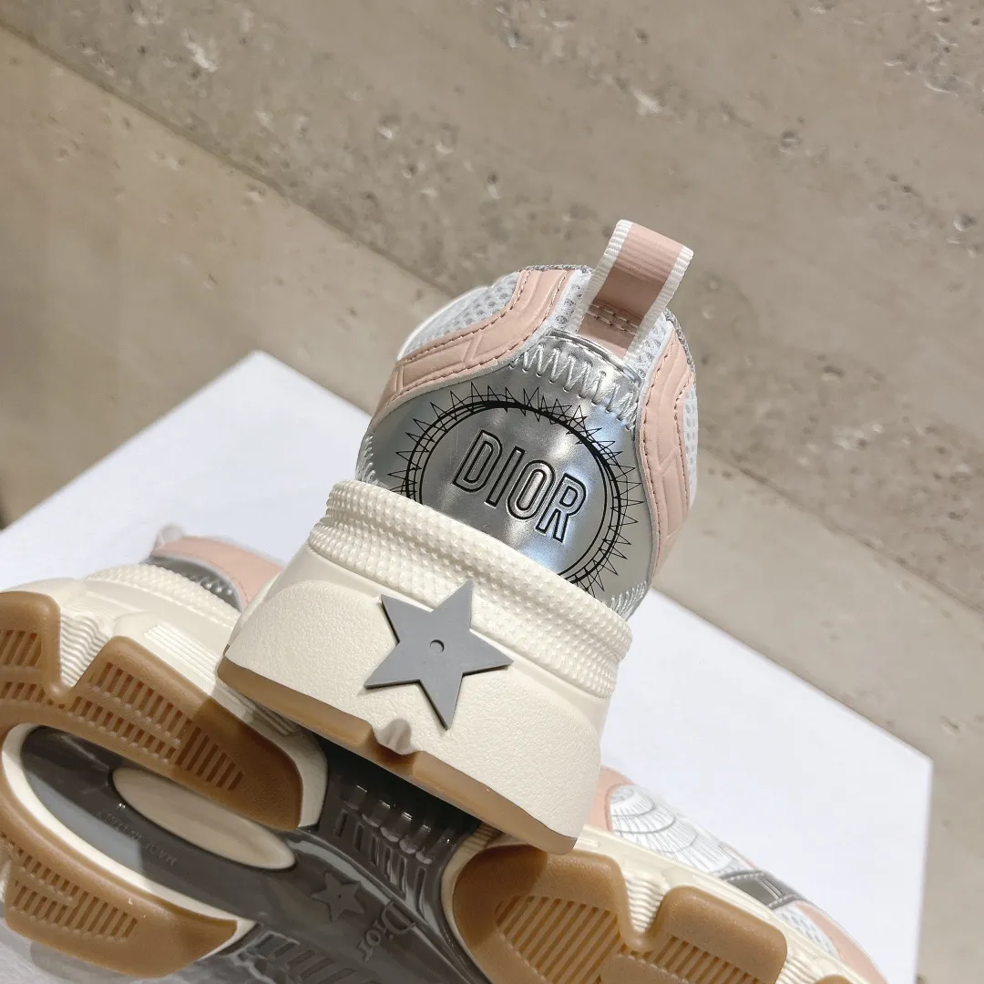 👟👟Ex-factory price 560👟👟 (top version) The latest hot model, the star model 2024 main hot product, the newly released Dior Dior Chrono new casual sports shoes, running shoes and dad shoes are really cool, full of futuristic feeling! Really cool! Once again interpreting Dior's concept of cool fashion, the lucky star will bless you with good luck. The new EVA sole is super light and super soft! A perfect replica of the original! Fully matched material and mold! ! 35-40